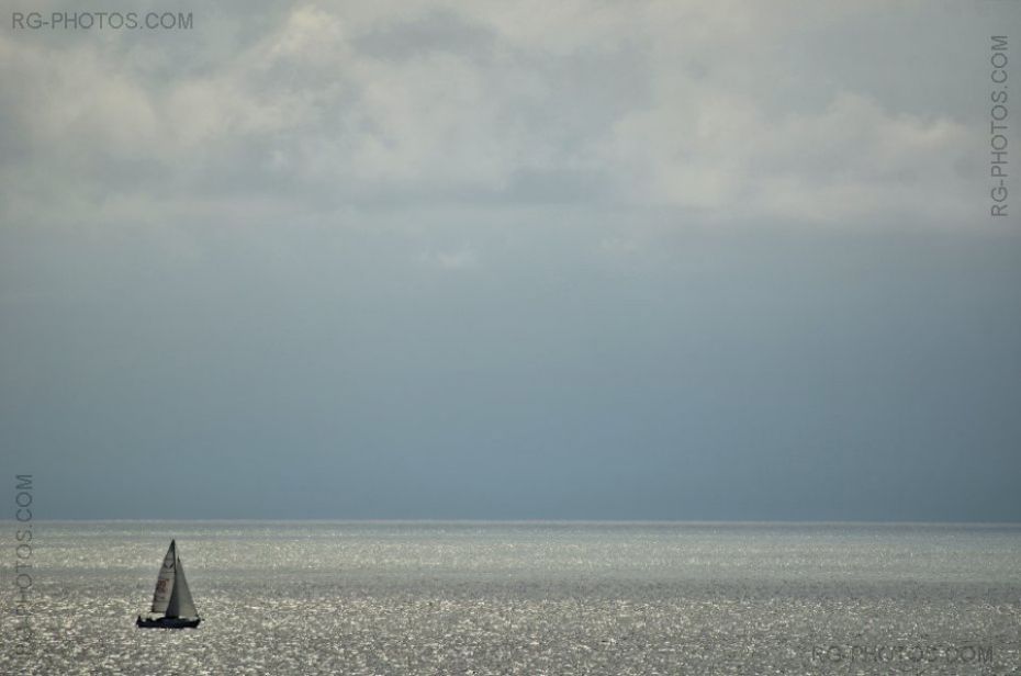 Voile sur mer argente