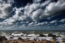 Nuages et rochers en bord de mer