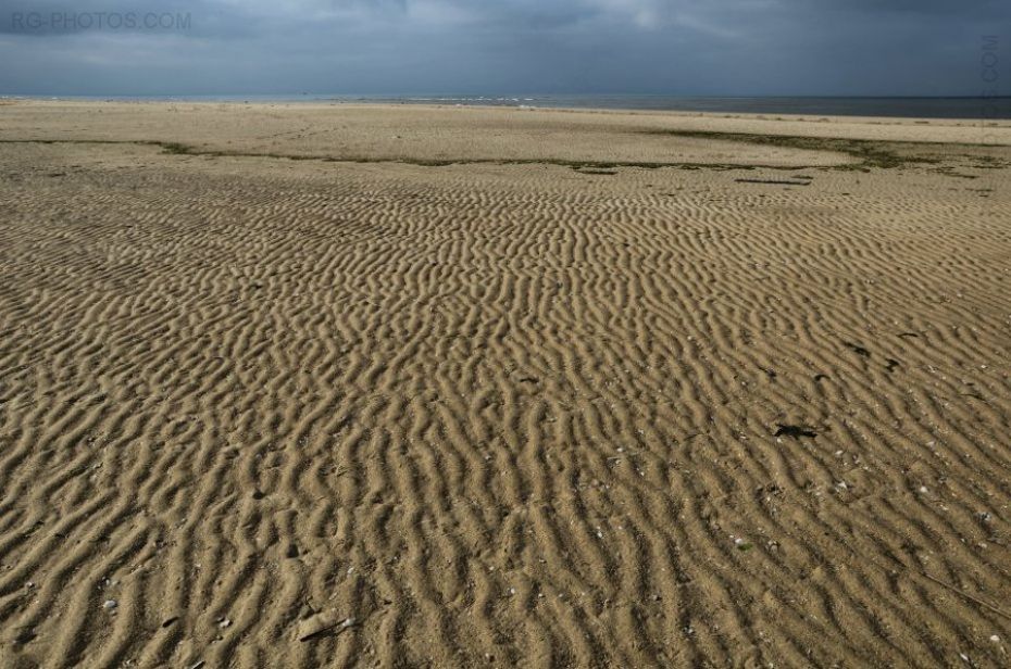 Le sable, au loin la mer