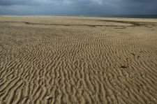 Le sable, au loin la mer