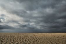 Le ciel, au loin la mer