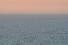 Bateau de pche dans la lumire du soleil couchant