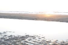 Reflet du soleil sur une langue de sable à Auberville