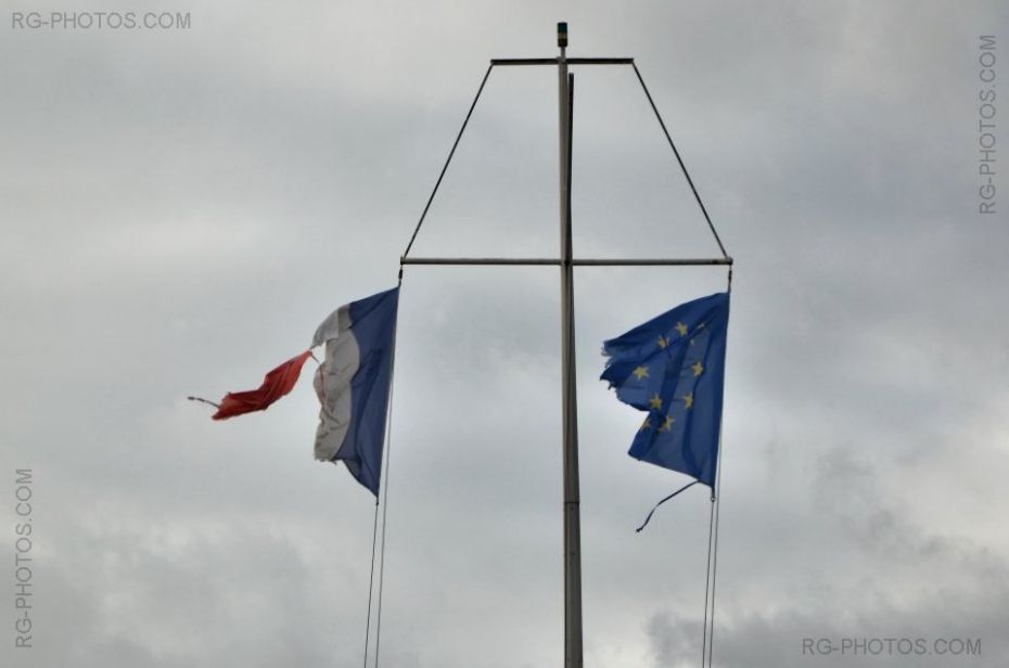 Drapeaux Franais et Europen dchirs par le vent marin