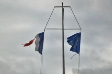 Drapeaux Franais et Europen en lambeaux en haut d'un mat