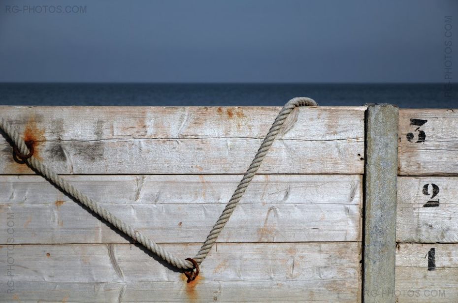 Planches de bois montes pour empecher le sable d'envahir les rues