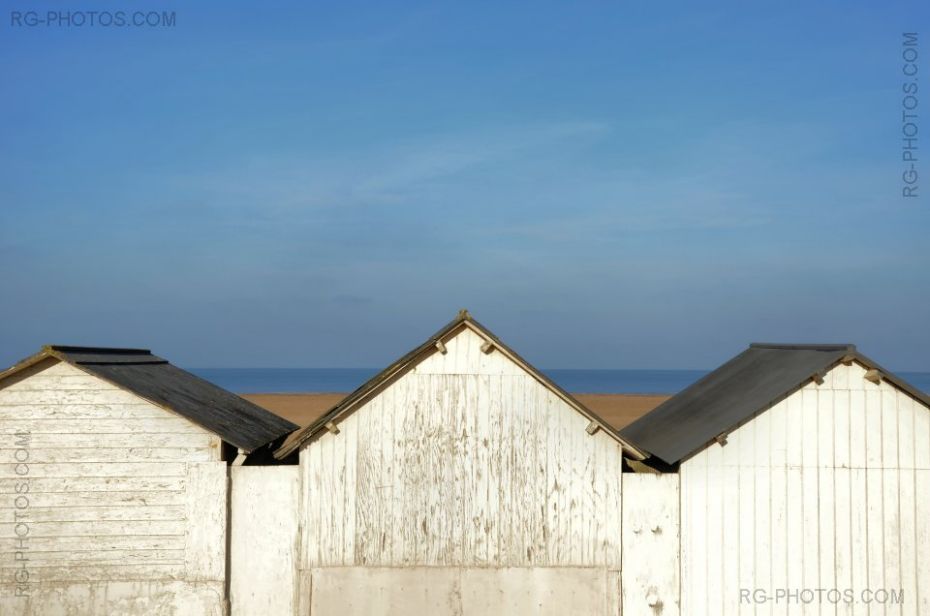 Trois cabines de bain sur la plage de Ouistreham