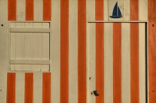 Petit bateau peint sur une cabine de plage  Houlgate