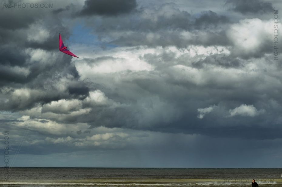 Cerf volant rose sur fond de ciel gris menaant