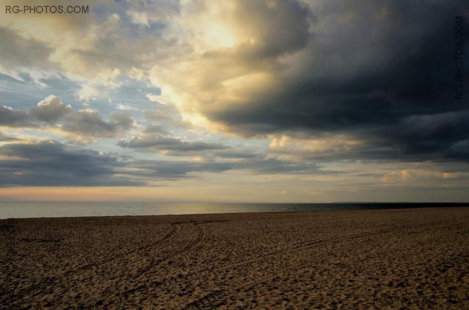 Ciel crépusculaire et sable doré sur la plage d'Houlgate