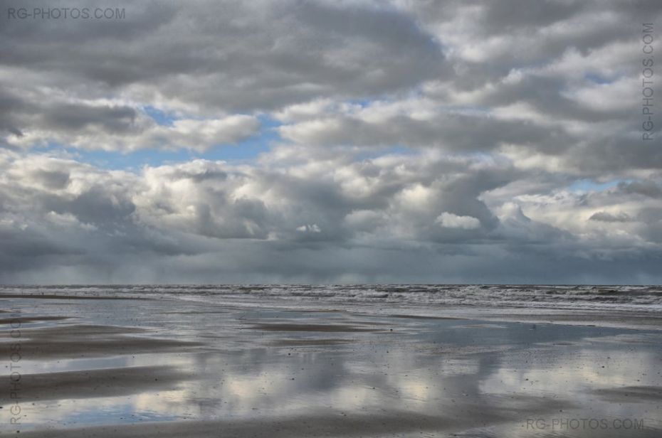 Ciel et son reflet sur le sable humide