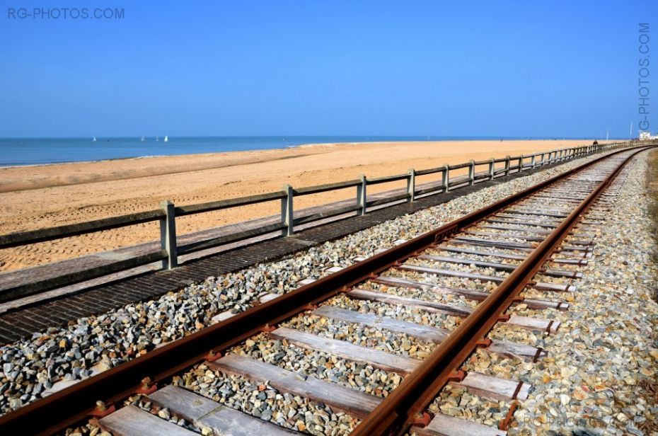 Voie ferrée longeant le bord de mer