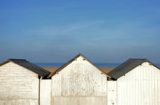 Trois cabines de bain sur la plage de Ouistreham