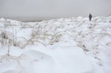 Dunes de sable pendant une tempête de neige