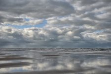 Ciel et son reflet sur le sable humide